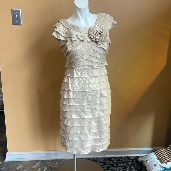 London Times Women's Corsage Shimmer Shutter Dress, Champagne, size 6 - Picture 2 of 13